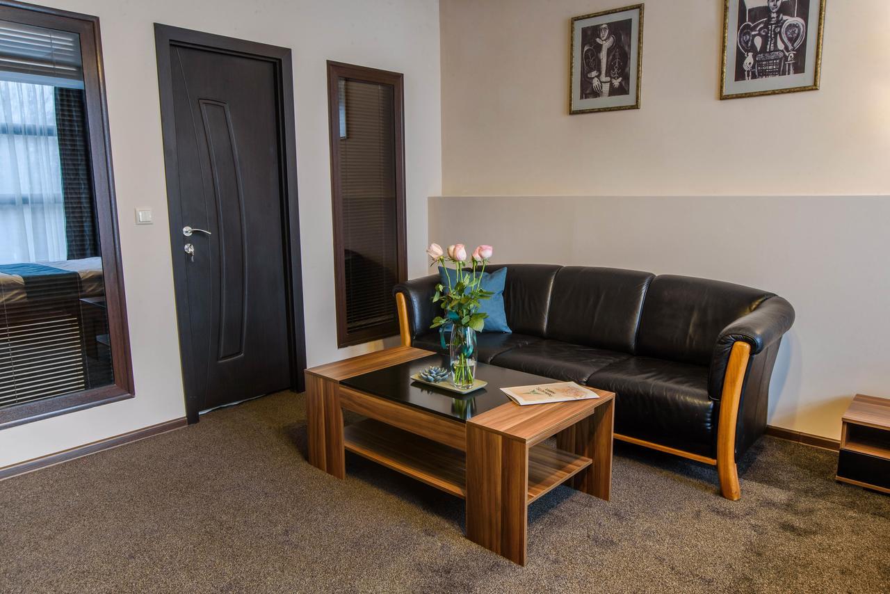 Park-Hotel Yambol Eksteriør billede