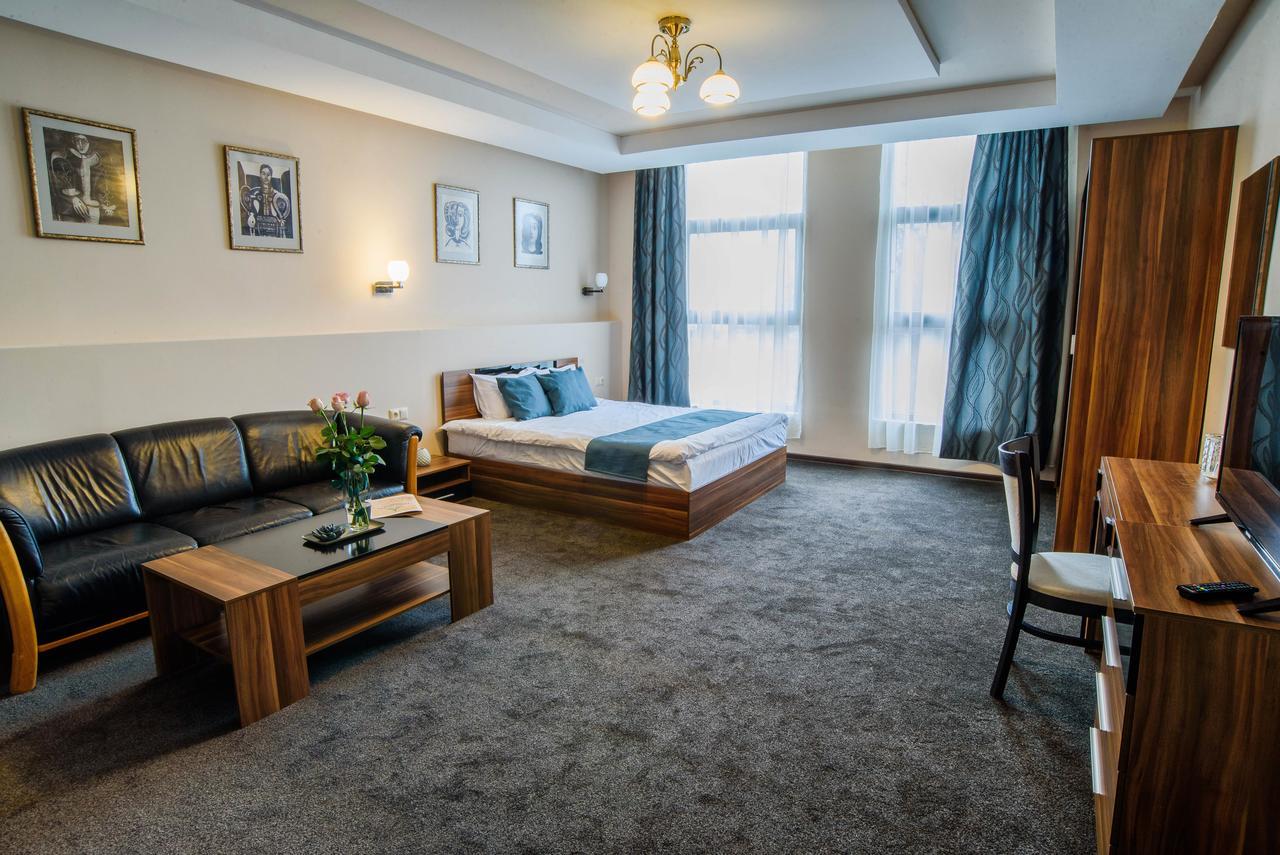 Park-Hotel Yambol Eksteriør billede